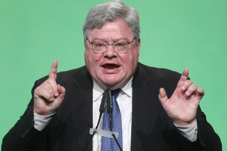 昨天，欧洲议会对华关系代表团团长比蒂科费尔对媒体说:“特朗普胡作非为，拿着关税武