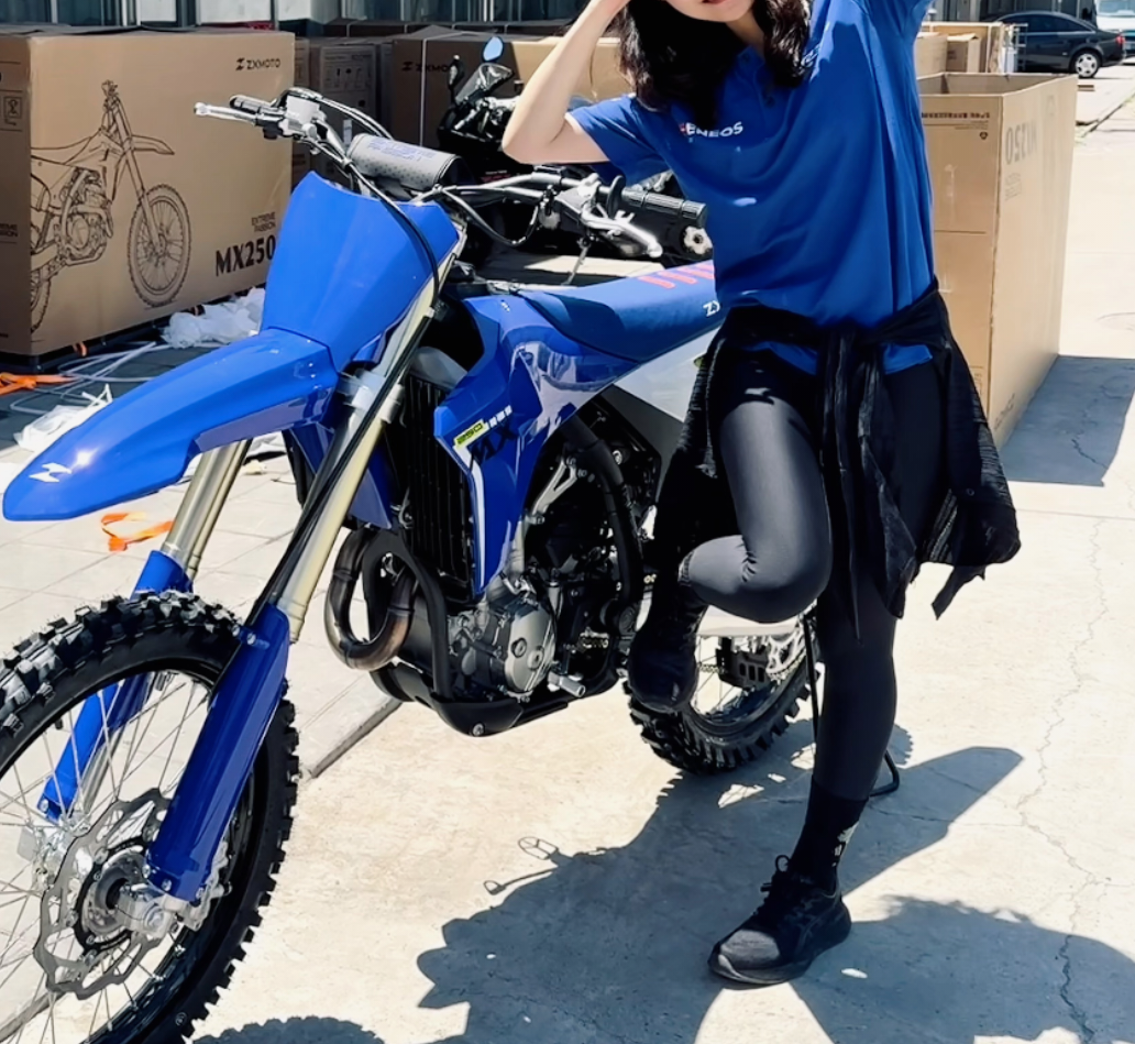 张雪机车MX450｜2026摩博会全新越野摩托车解读 张雪机车MX450是本届摩博会发布的专业场地越