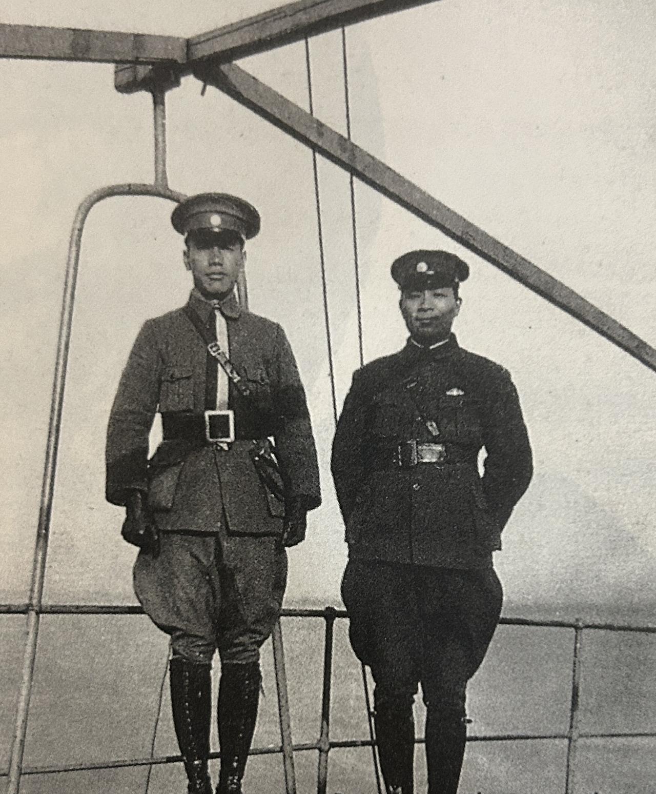 1925年3月，蒋介石决定东征。图为东征时蒋介石与李济深合影。1928年梁漱溟在