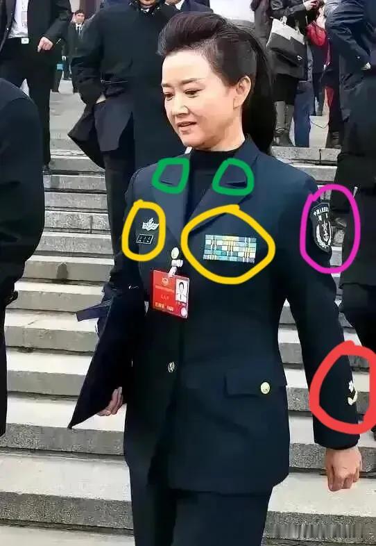 没看明白！这两款是“海军制服”么？好像头一次见过，与正常的海军常服好像略有些差别