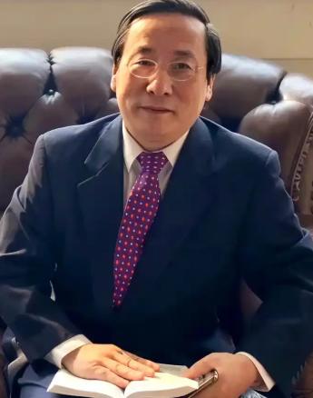 高志凯曾经提了个极度“扎心”的建议：以后从国外追回来的文物，玻璃柜旁边的介绍牌上