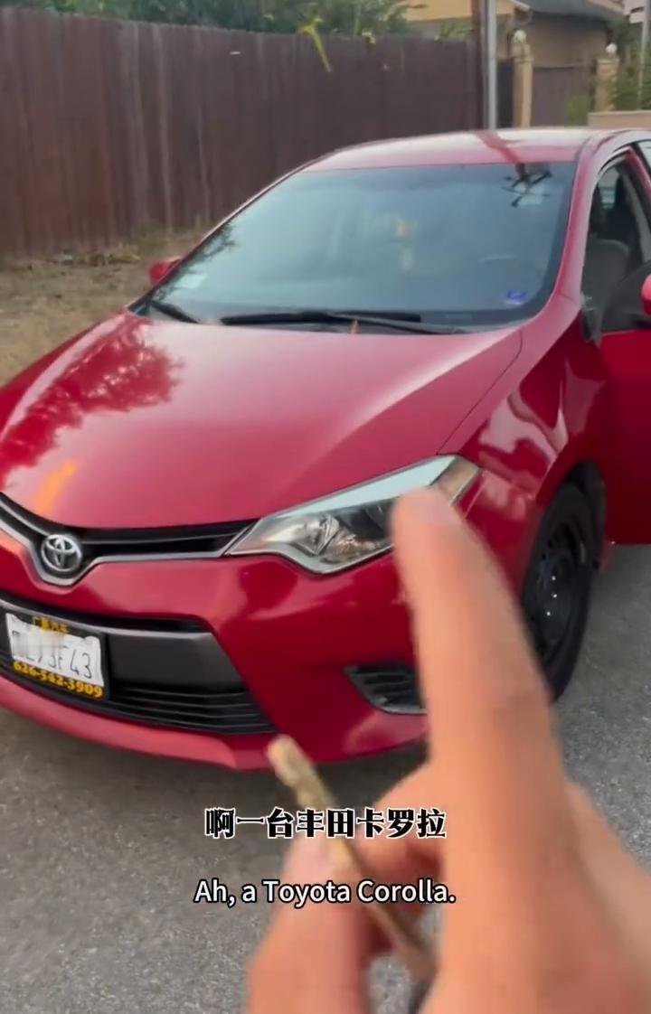 刚收了一台一六年的卡罗拉，兄弟们猜一下多少公里？二十一万八千迈，算成公里数三十四