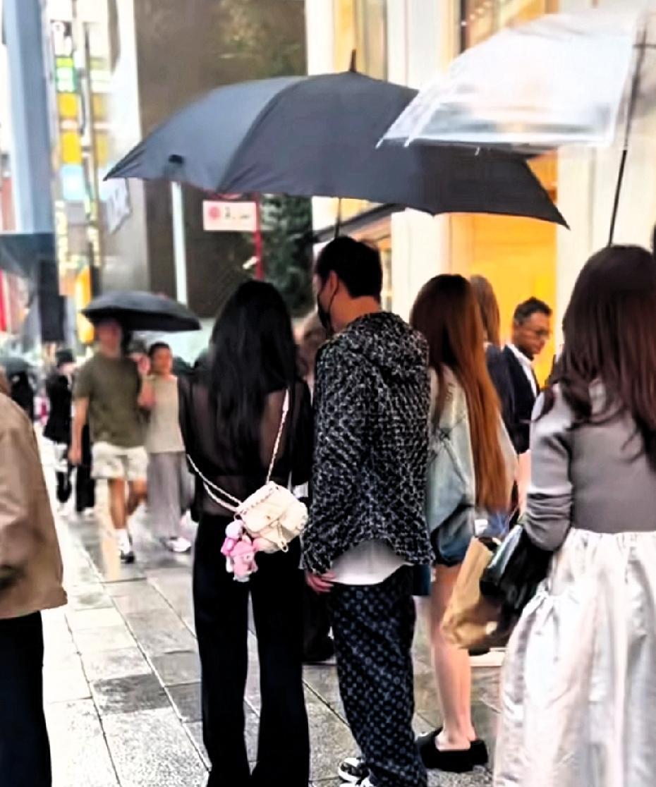 有网友在日本偶遇王思聪，他和两个女孩儿在逛街！他还绅士的帮忙撑伞，就是不知道这是
