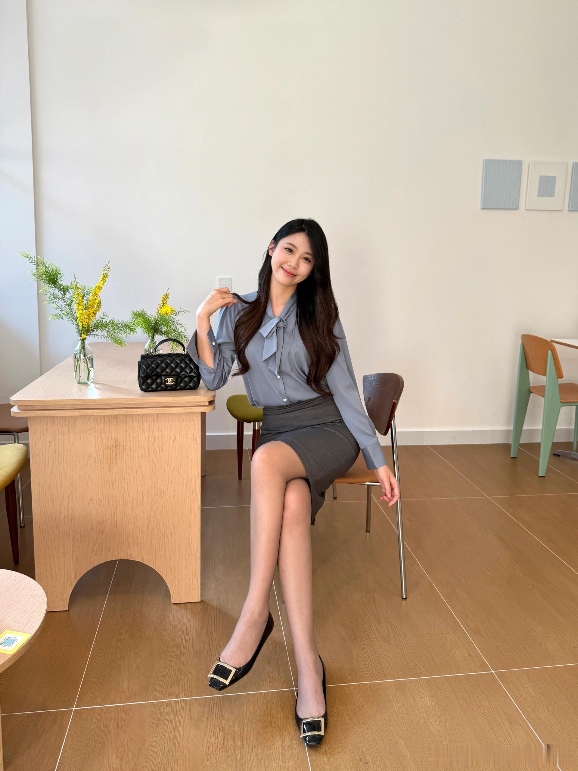 丝袜衬衫包臀裙，整体偏灰色系也是蛮好看的～​​​