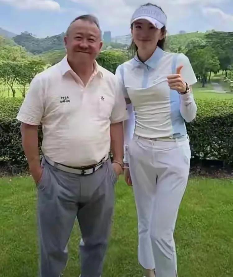 敢和曾志伟单独合影，她难道不知道什么叫害怕吗？她肯定没有听说过，就连曾志伟的女儿