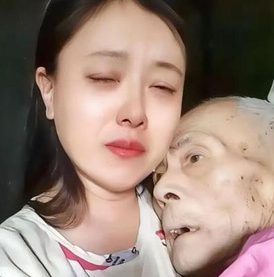 泪目！河南商丘，一老人在医院看病，自知可能要不行了，就跟女儿说想喝一碗面汤，女儿