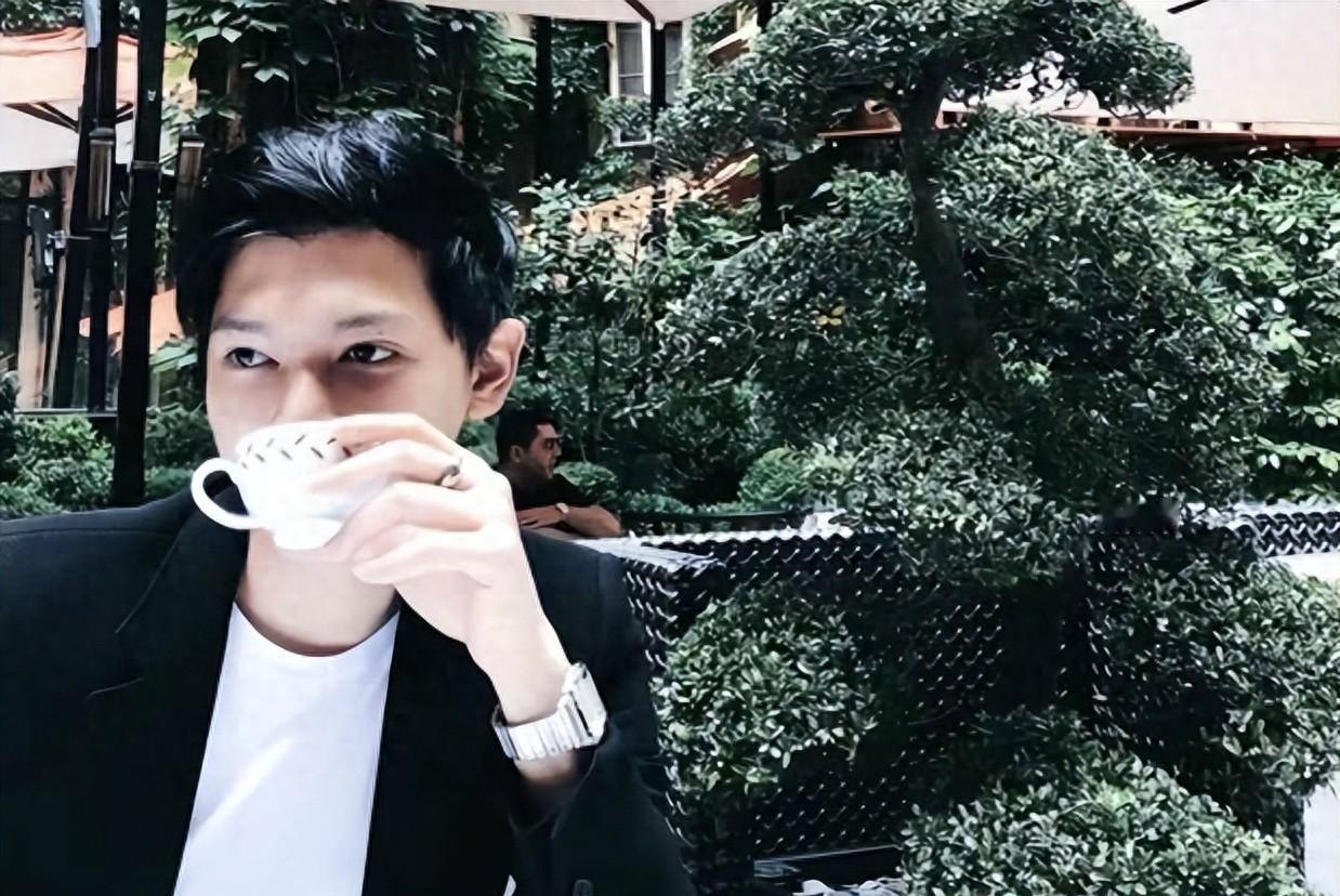 前夫说她生不了孩子，汪小菲却把婚戒套进她手指，说我们要生个“小七宝”。当时郑扬