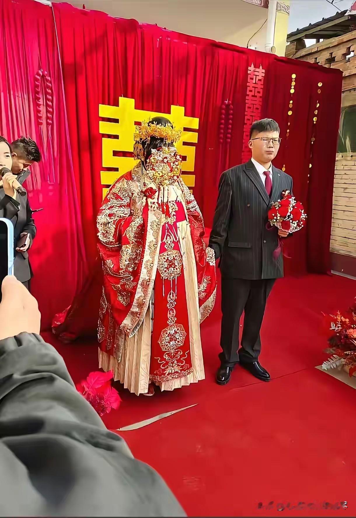 大衣哥朱之文女儿朱雪梅嫁人，婚礼上新郎的表情可真是耐人寻味啊，虽然新郎白白胖胖的