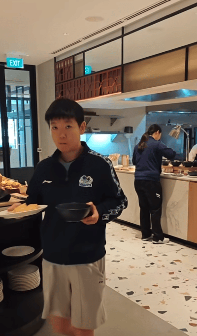 2.24日，莎莎和佳佳在吃早餐，还是穿着小拖鞋。在参加新加坡大满贯的莎莎，今