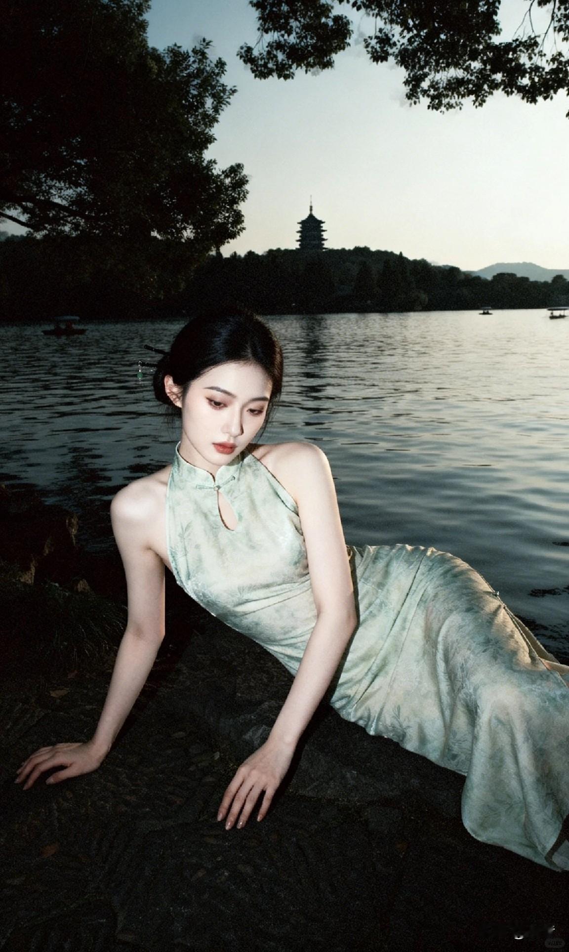 暮色漫过湖面旗袍轻拂岁月东方之美，藏在这一颦一笑里🌸
