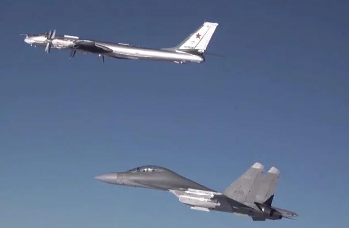 中俄轰炸机出动了！2025年12月9日，韩媒：中俄共计9架军机，先后进入韩国东部
