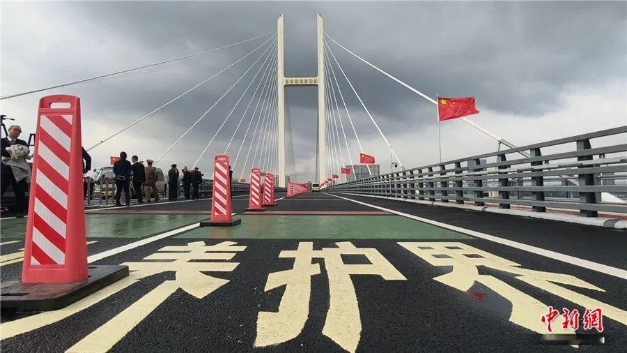 中朝鸭绿江新大桥通车仪式场地，在大桥中间两侧的养护界举行，相比朝俄图门江新大
