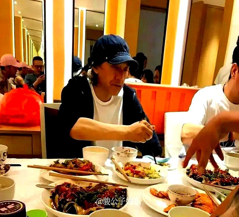 都说周星驰的伯乐是李修贤，但他一生最记挂的，却是万梓良呢。当年星仔还是个跑龙