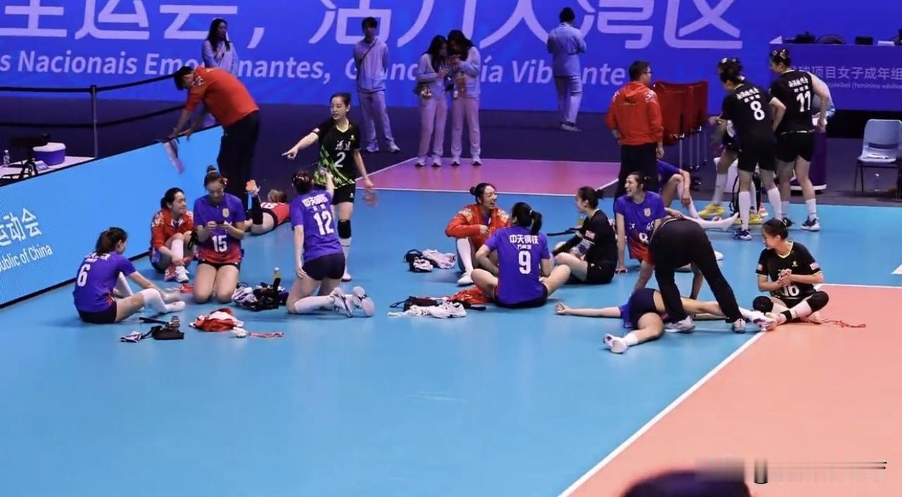 相亲相爱的一家人啊！江苏女排和福建女排半决赛赛后，感觉像大型的婚礼现场一样，双方