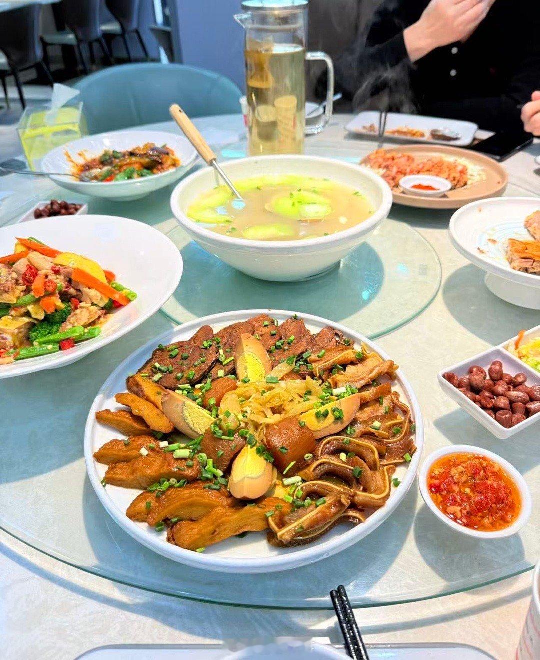 家常菜午餐后漫步酒店附近公园。