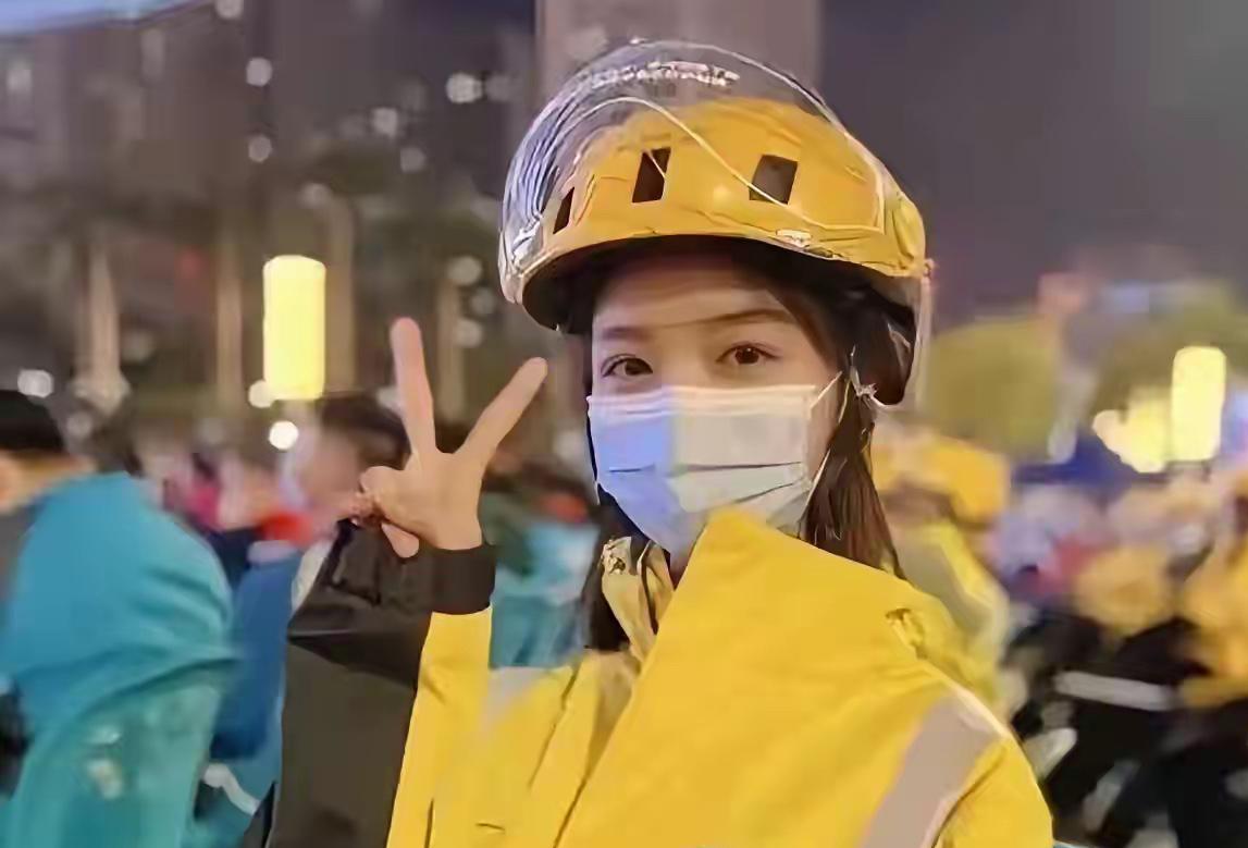 上海00后女骑手送餐时，遭20多岁男顾客骚扰。对方出价200至300元要求“陪伴