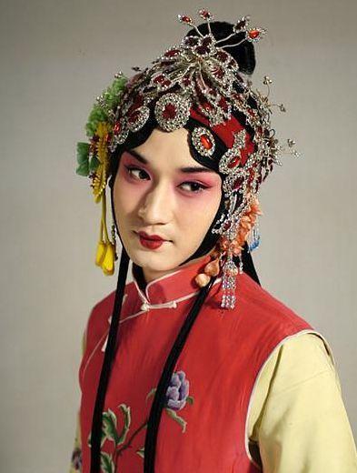 1918年，京剧名角荀慧生新婚之夜，揭开盖头，发现枕边人不是心爱的吴小霞，而是她