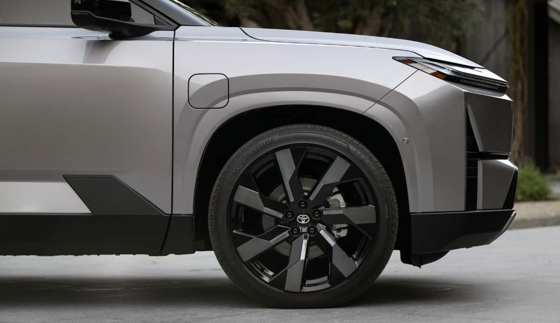 2027款丰田汉兰达纯电版首发诚意拉满，支持双向充电（V2L），可外接电器或为家