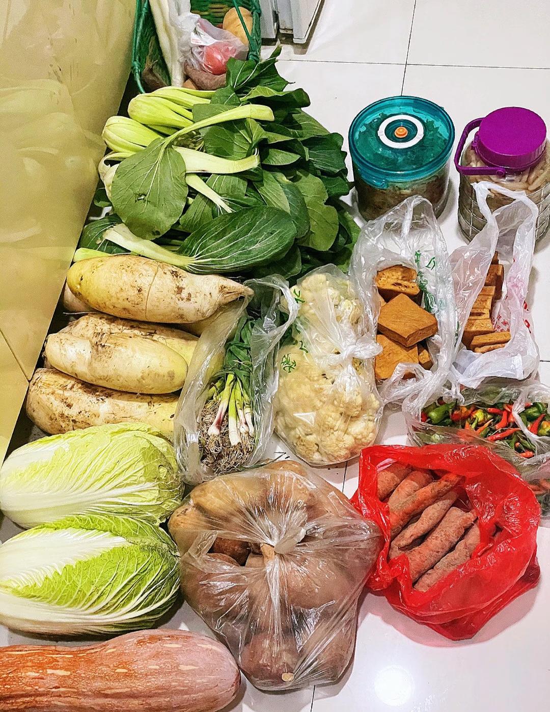 婆婆昨天得知老公被裁后送外卖，以为我们穷的快要饭了，大冷的天骑着小电驴跑了30公