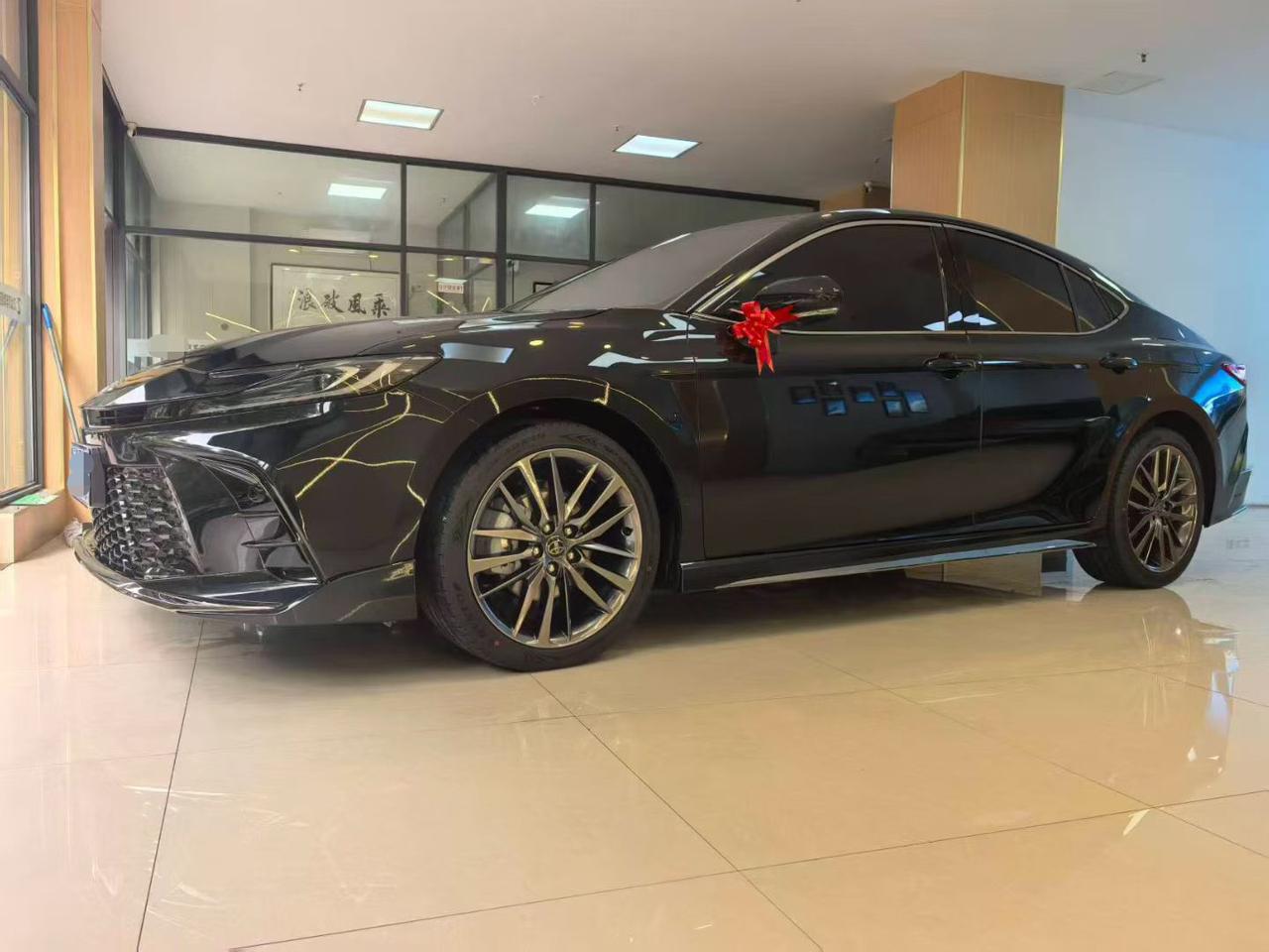 如果单单看凯美瑞的黑色内饰，看起来确实有点廉价。但是一旦外观选成黑色的，那么黑色