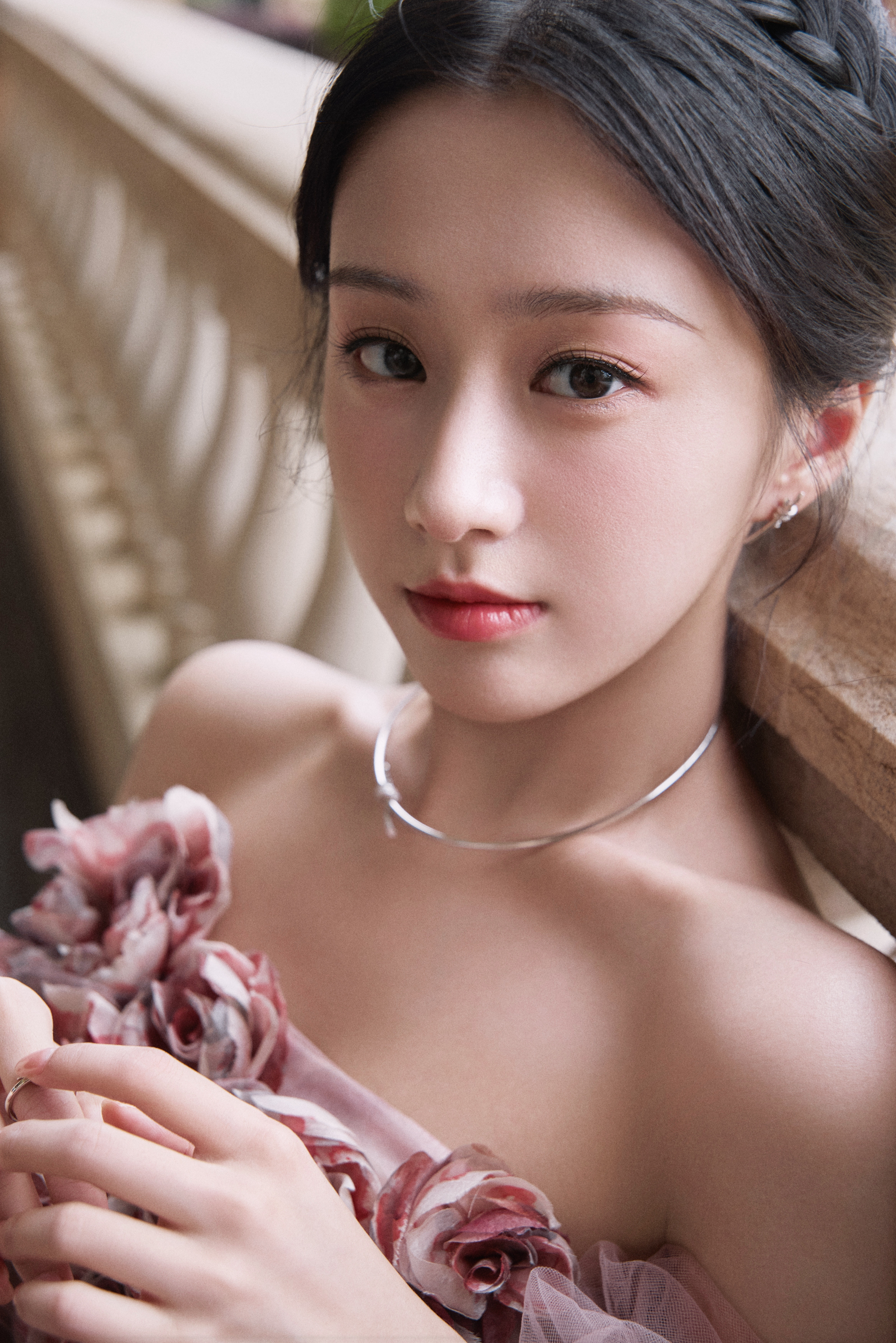 包上恩把春日的繁花绣进裙摆，少女的心事就藏在这抹柔粉的浪漫里。2024.6.2