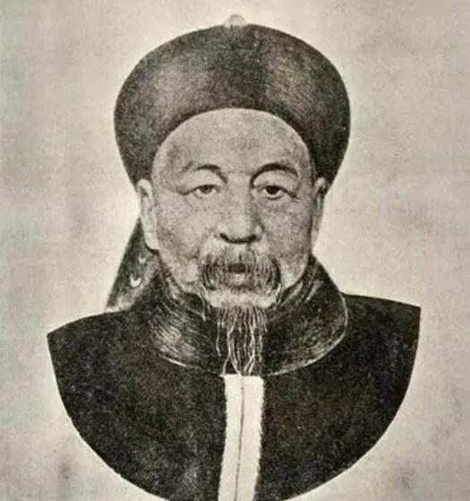 左宗棠收复新疆期间，六年间累计军费接近六千万两白银。与此同时，他每年给在湖南老家