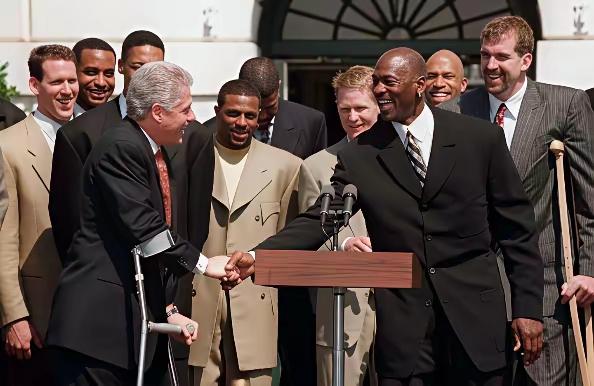 曾经的克林顿，行动不便的活动，也是焦点！只能说，当年的这位总统，那是相当的耀眼