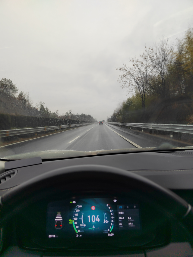 油耗这么高还有谁油箱95加满出发，一路无车，直接定速巡航105，小表归0计算。