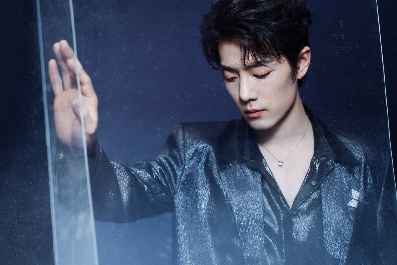 肖战没有绯闻只有工作，好一工作狂啊！刘大锤在直播中直接否认了肖战绯闻，强调其感情