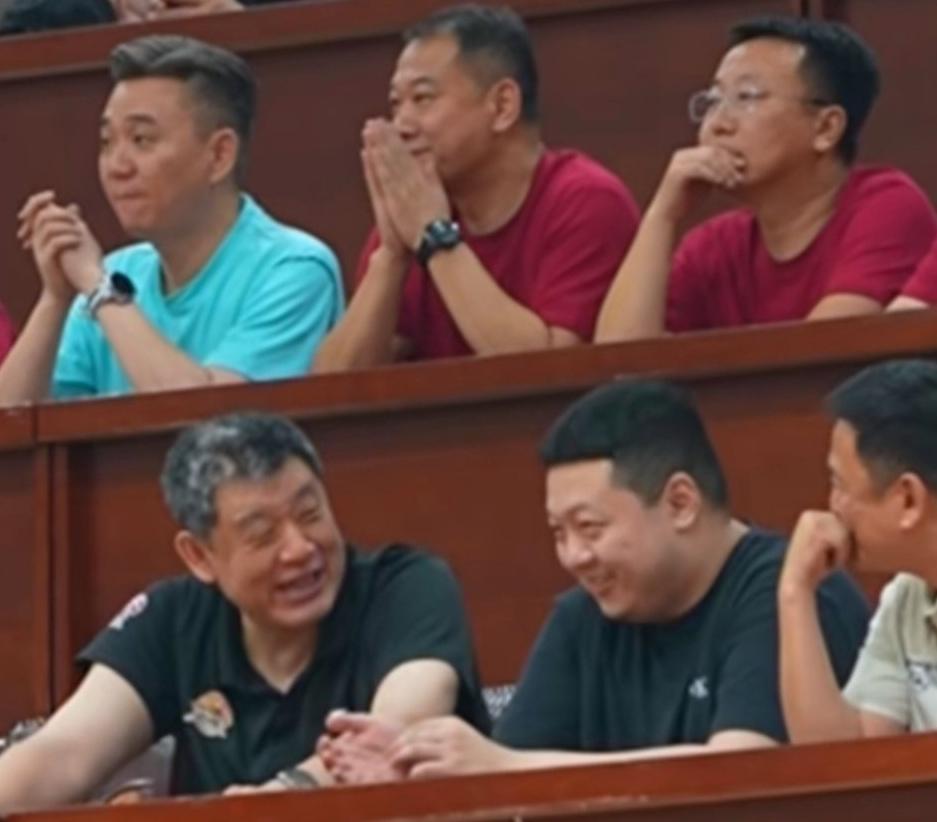 看台友好交流！孙军刘子庆热聊，东北双队再引转会猜想辽宁对阵北控的热身赛看台