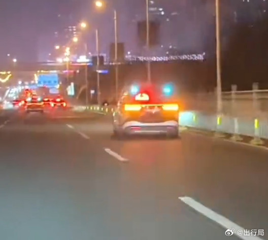 就在昨晚9点左右，武汉萝卜快跑多个车辆同时瘫痪，以双闪的姿态停在路中，导致路况极