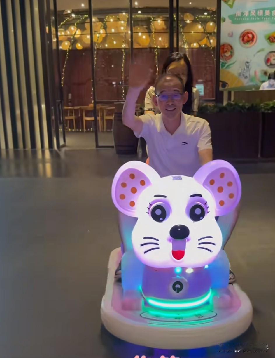 谢浩男二妹之所以有那么多网友喜欢她，是因为不少网友觉得她从小就很懂事。特别是小时