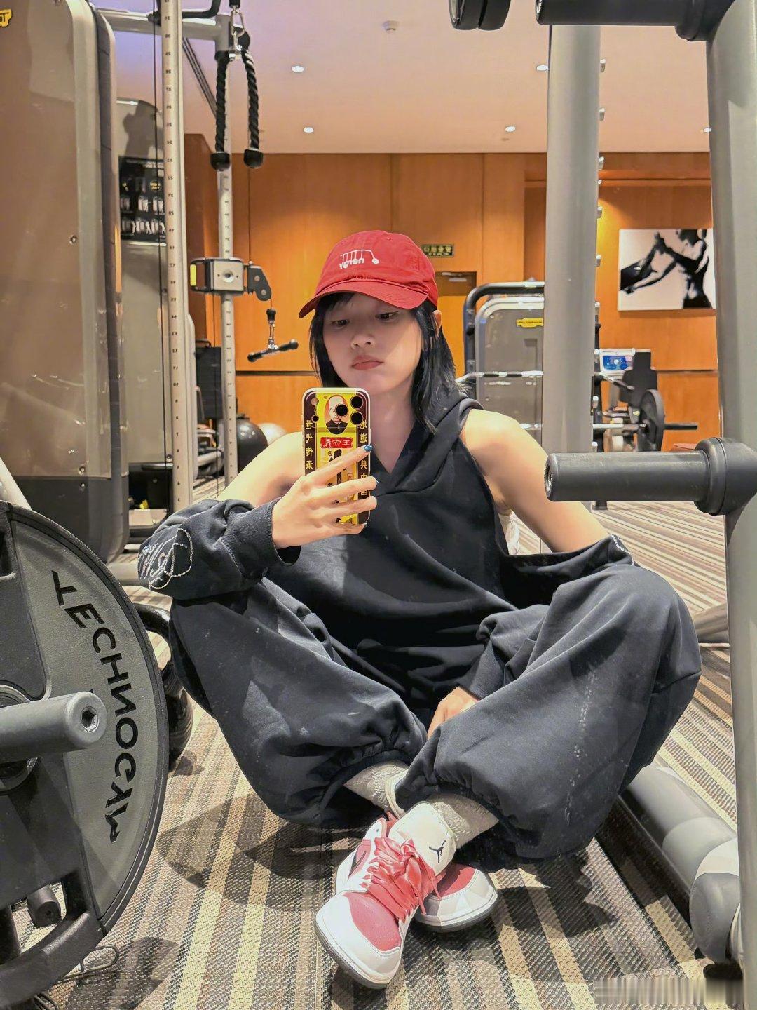 黄灿灿手臂肌肉黄灿灿肱二头肌哇塞​​​