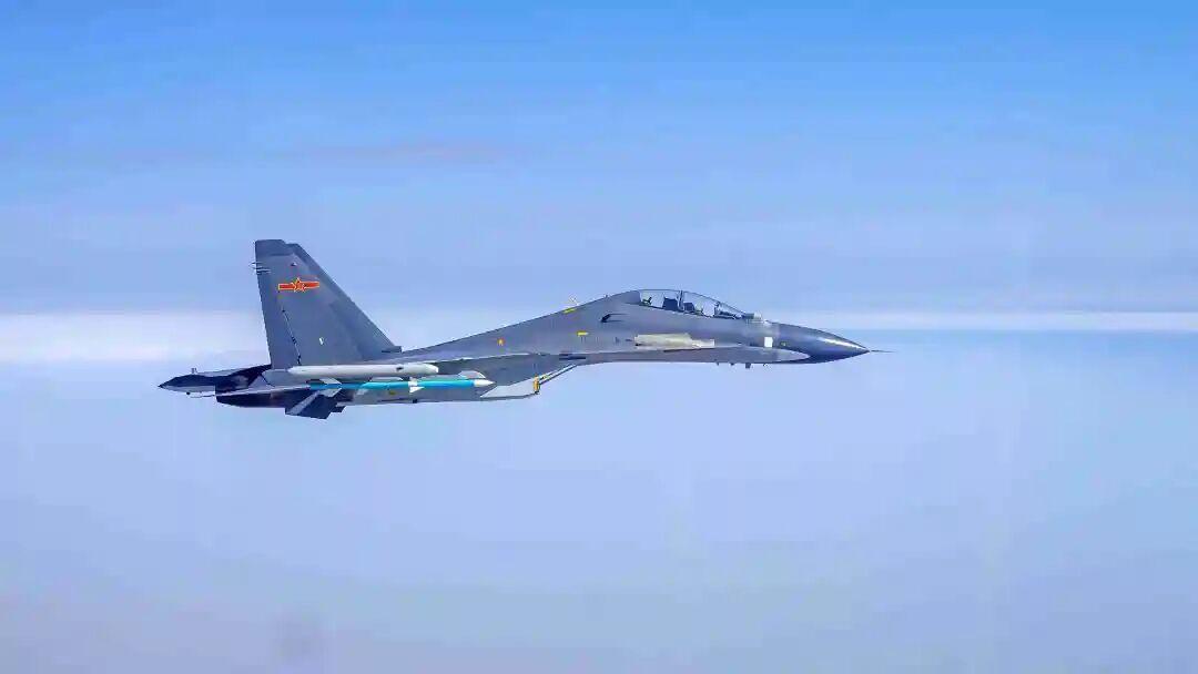 就在昨天，中国海空雄鹰团苏-30硬刚外军隐身机，近距离缠斗+雷达锁定，2