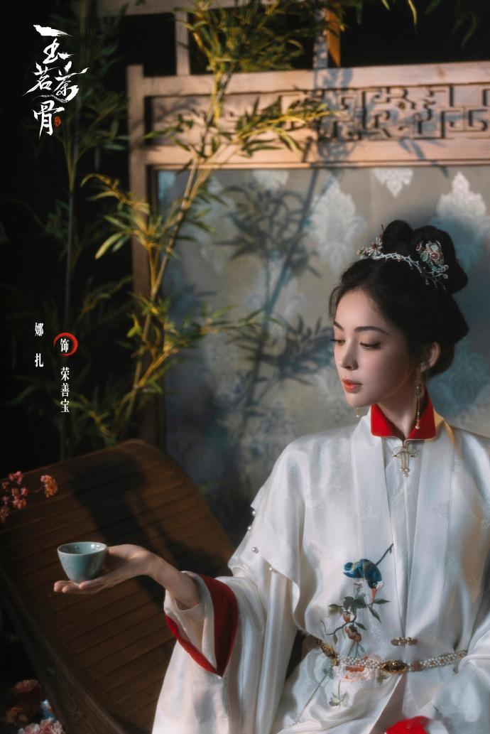 娜扎新剧出场即高光娜扎的荣善宝气场两米八！大小姐的矜贵与搞事业的狠劲无缝切换，