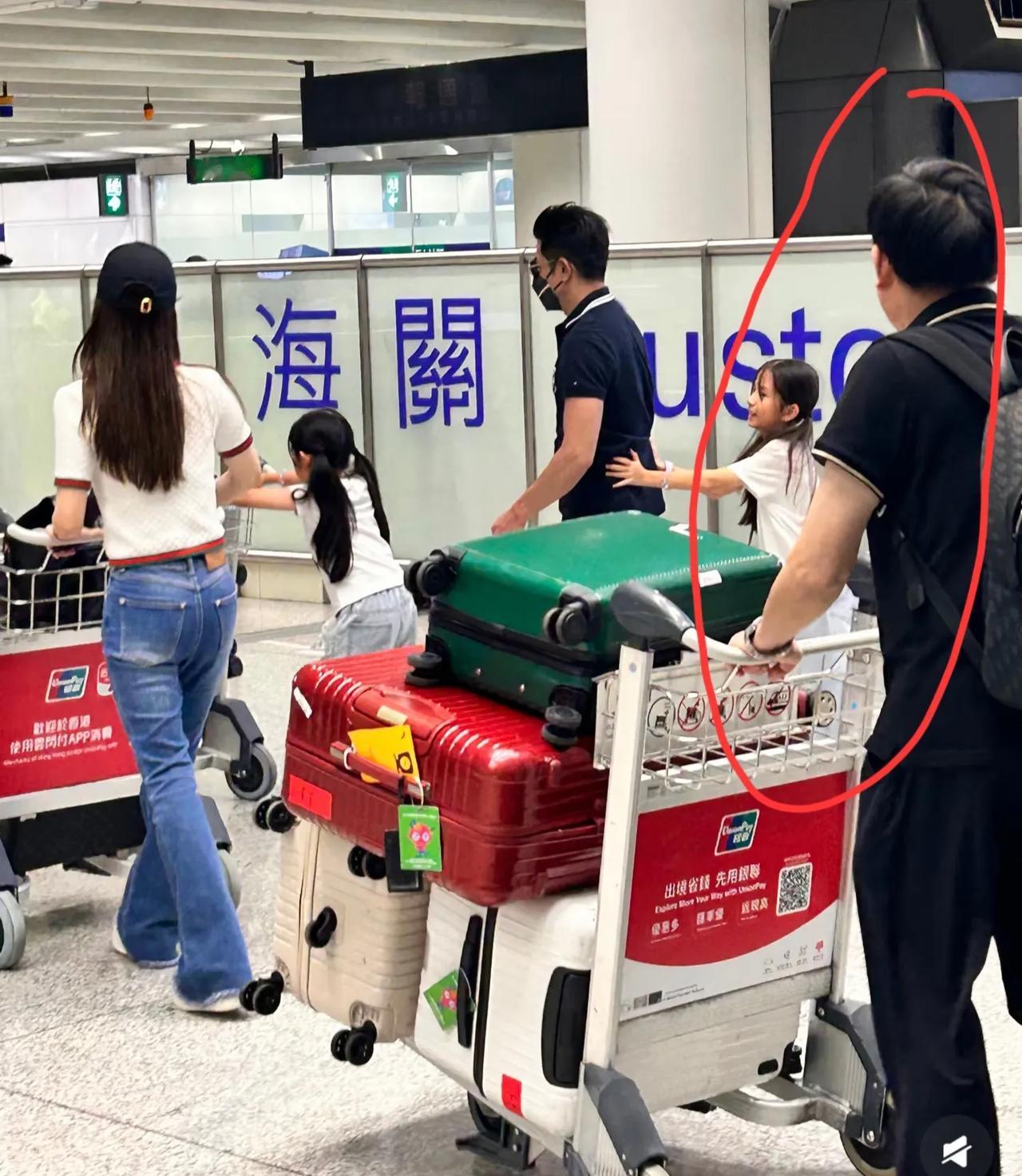 郭富城一家从新加坡玩完回香港啦！郭富城年纪最大，不用推行李箱，比他小2岁的老丈