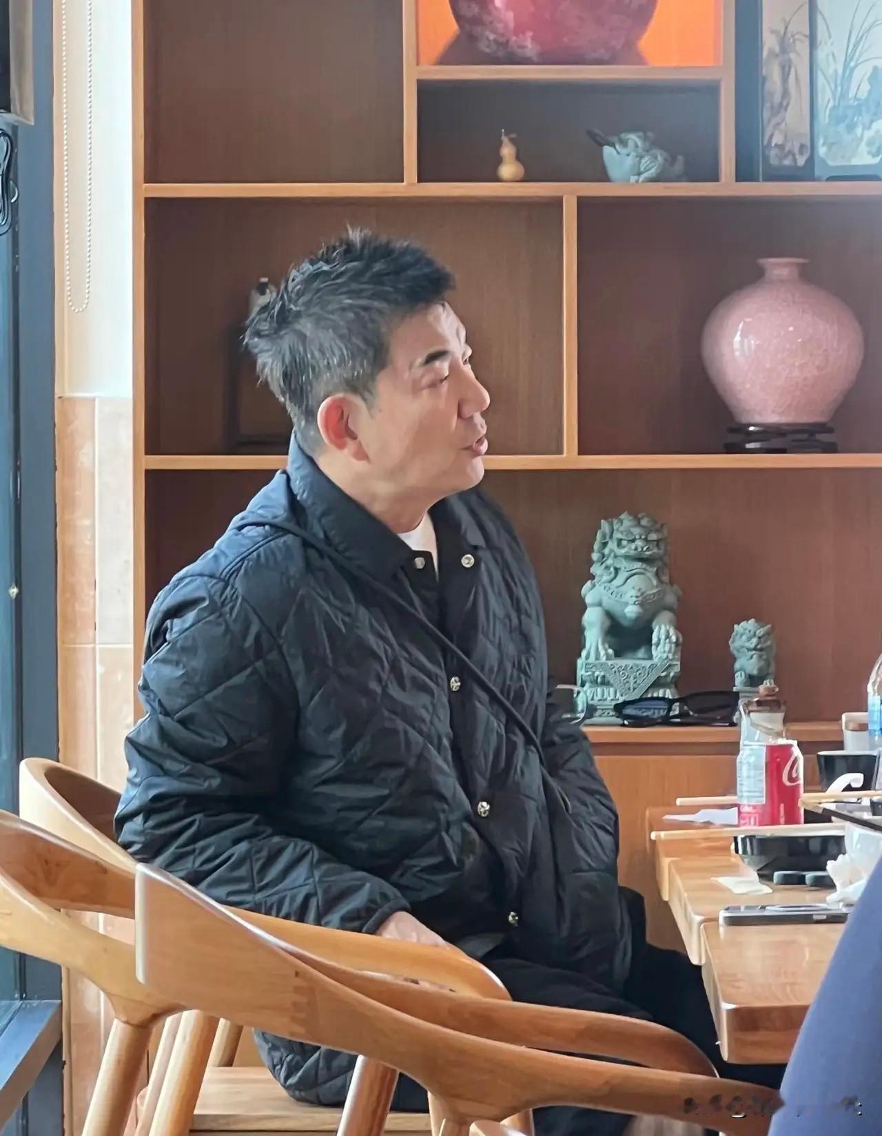 有网友在温哥华偶遇任贤齐啦！在一家华人餐馆吃完饭，又溜达去服装店逛了逛，看着特别