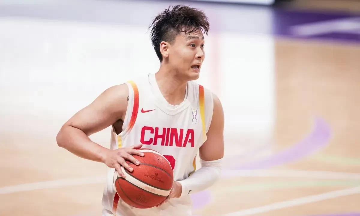 状态神勇，队长赵睿连突带投，帮助中国男篮稳住局面第三节沙特男篮追分迅猛，中国男