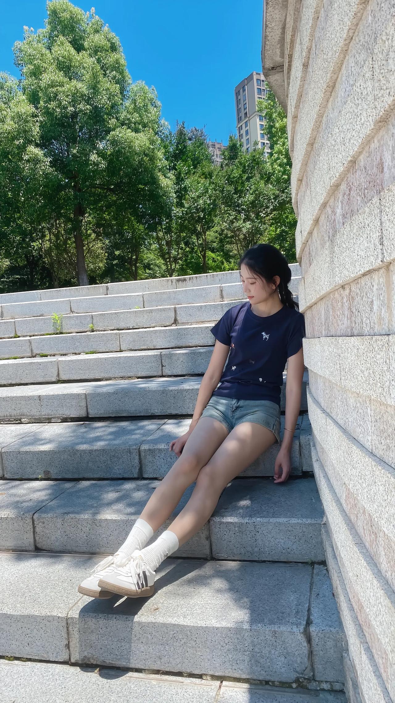绿树阴中倚石阶，静听松风入耳来。
