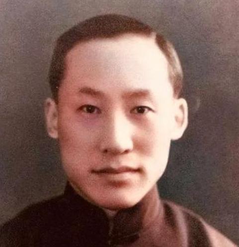 1972年，钱三强走在大街上，突然被一衣衫褴褛的老人拉住，90度鞠躬：“给我点钱