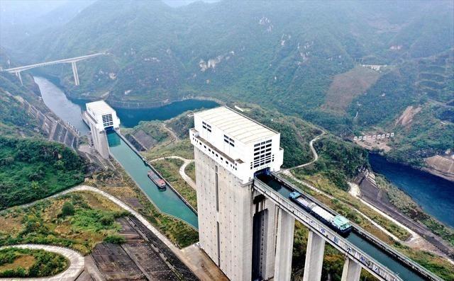 中国基建又创奇迹，居然把乌江硬生生搬到了百米高空，船在上面跑，下面就是万丈深渊。