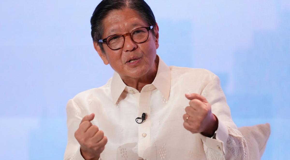 小马科斯现在摆明了是在“逼反”杜特尔特家族——仗着军方站在自己这边，加上总统的合