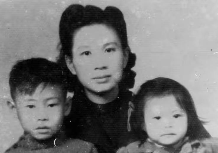 1961年，一位年仅13岁的小学生填写履历表时，当涉及到父母一栏时，她却被老师突