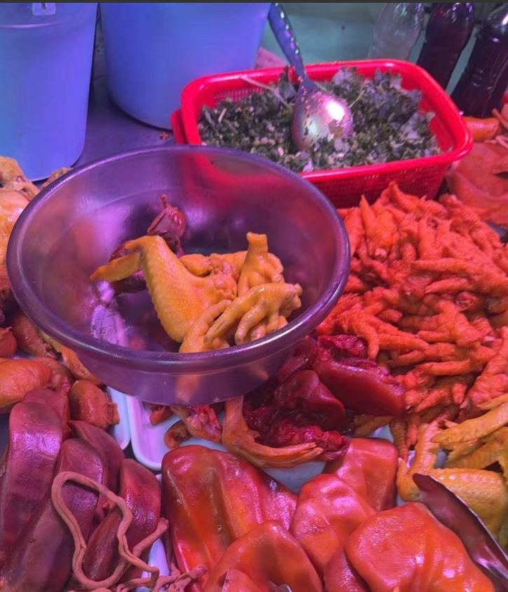 我发誓以后不会再买卤肉店的熟食了！今天是端午节，我带娃出门路过一家卤肉店，我