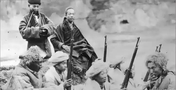 1937年，甘肃地主将数百红军伤员活埋，逍遥21年后，449名凶手被押回原地，枪