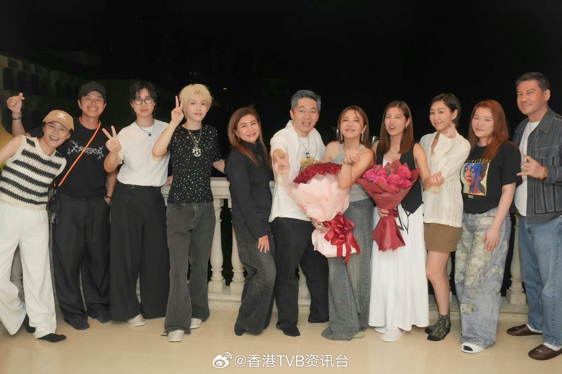 陈自瑶四十五岁生日出席商界女神饭局，手抱鲜花并不寂寞，王浩信依旧不见踪影陈自瑶（