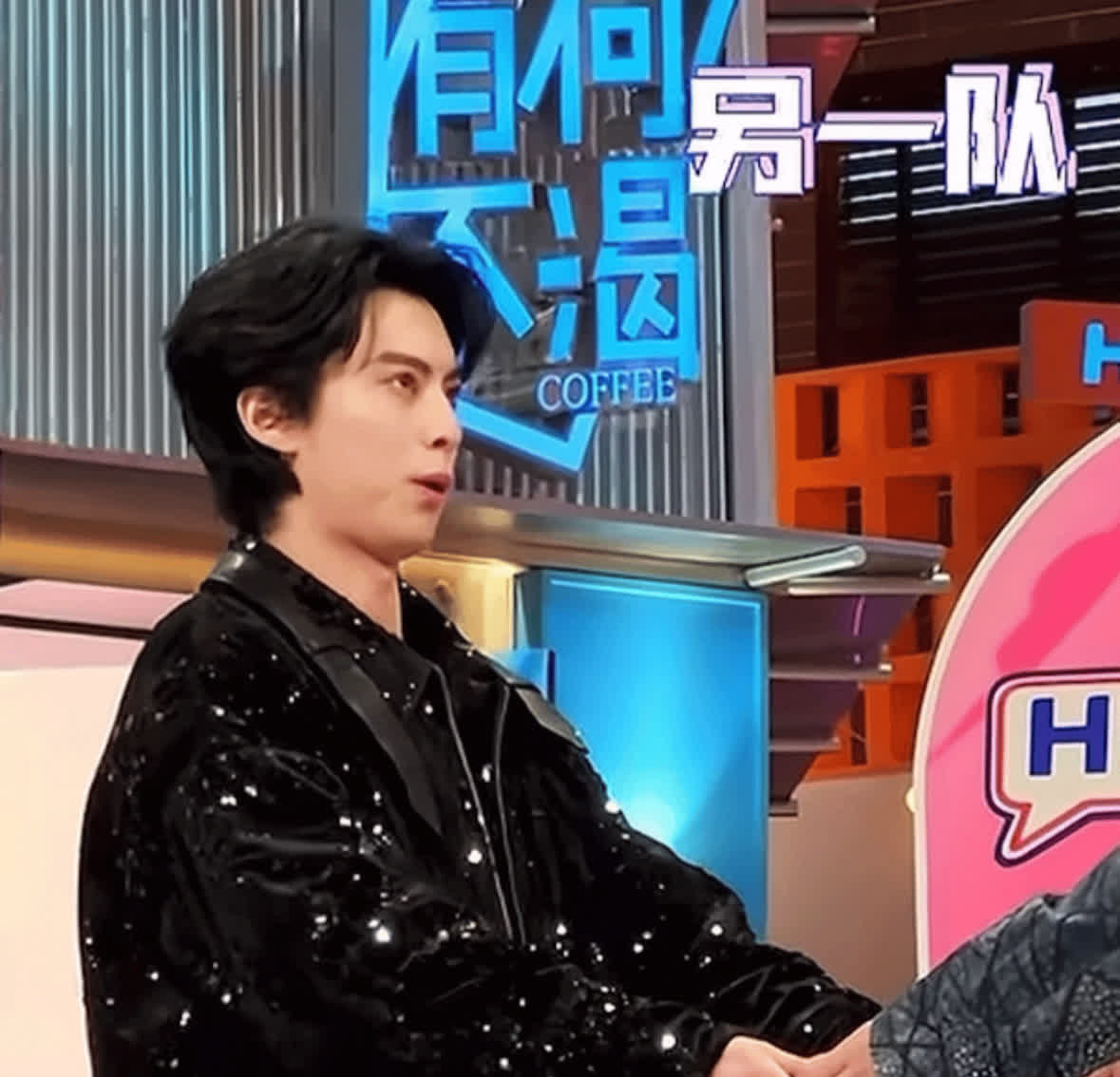 王鹤棣cos韩国霸总太搞笑了，大家觉得像吗？王鹤棣不但网速快，特别有梗，模仿