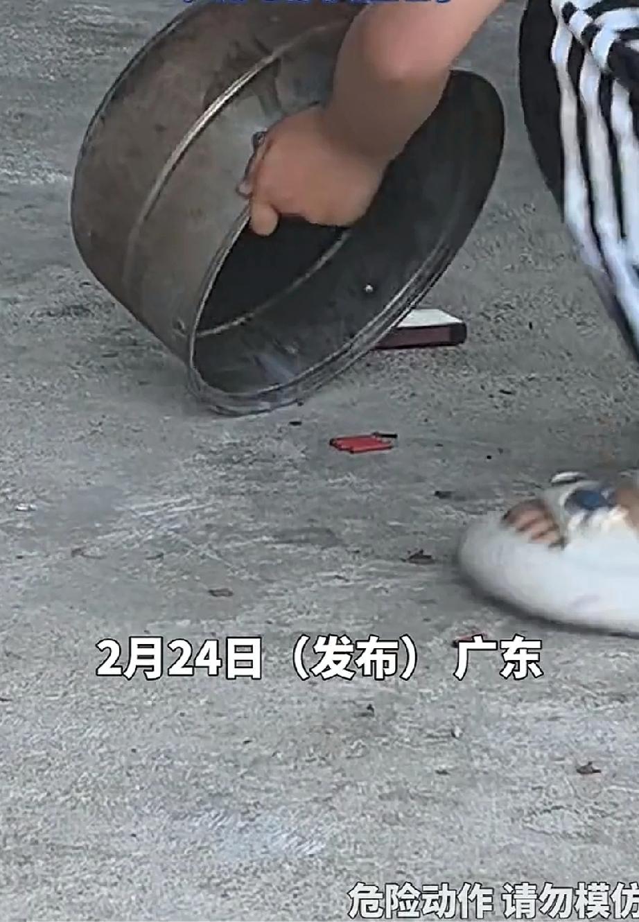 过年了，不仅小朋友喜欢，宠物犬也激动。2月24日，广东。一人一犬沉浸在红红火火