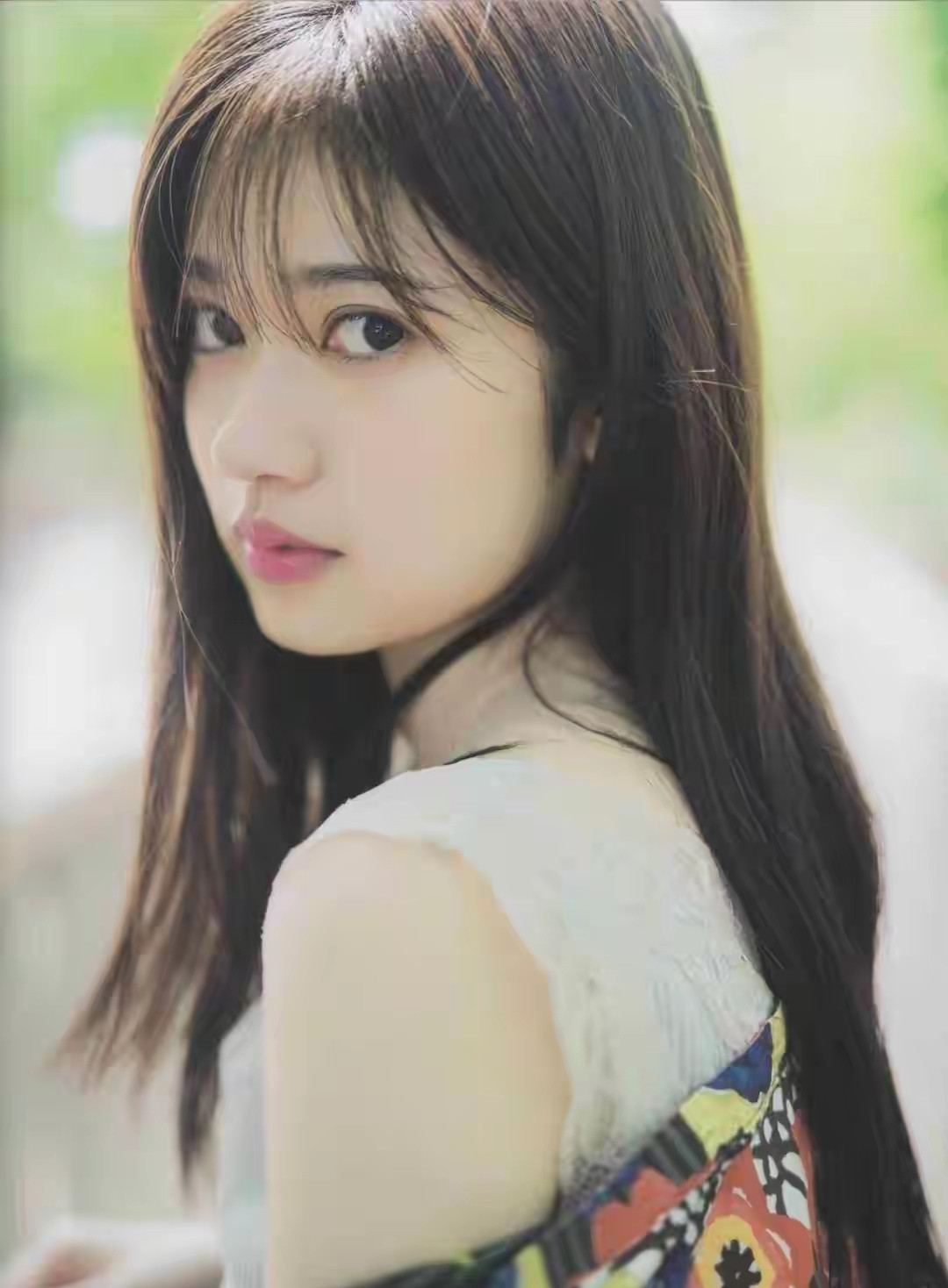 温柔甜美的少女，阳光下的动人瞬间。眉清目秀，笑容甜美