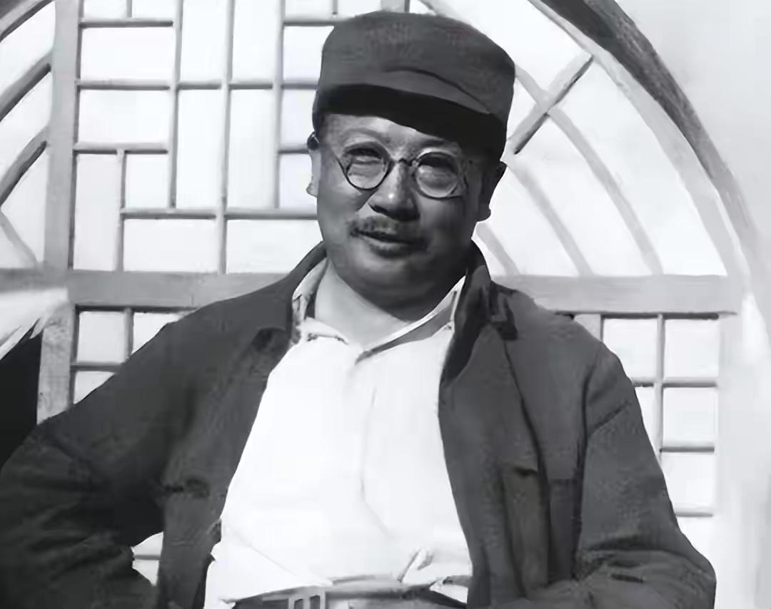 戴笠死后，李克农在翠明庄喝酒，楼下充当服务员的特务脸都绿了。这事儿得从翠明庄